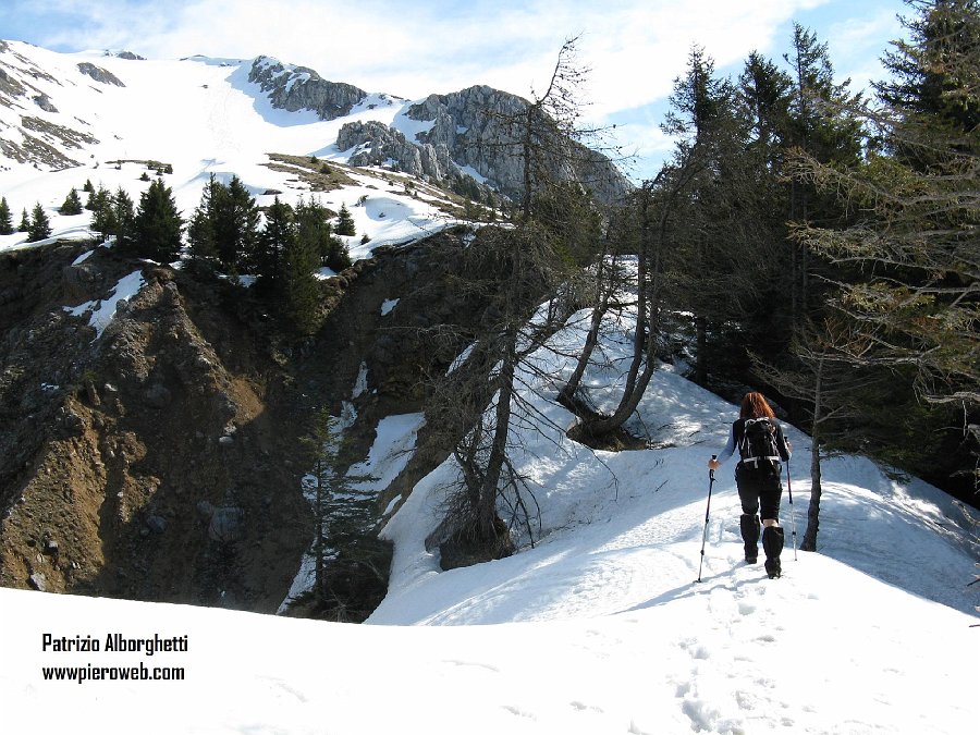 08-Adriana, sulla costa che sale dal colle al Corzene.JPG